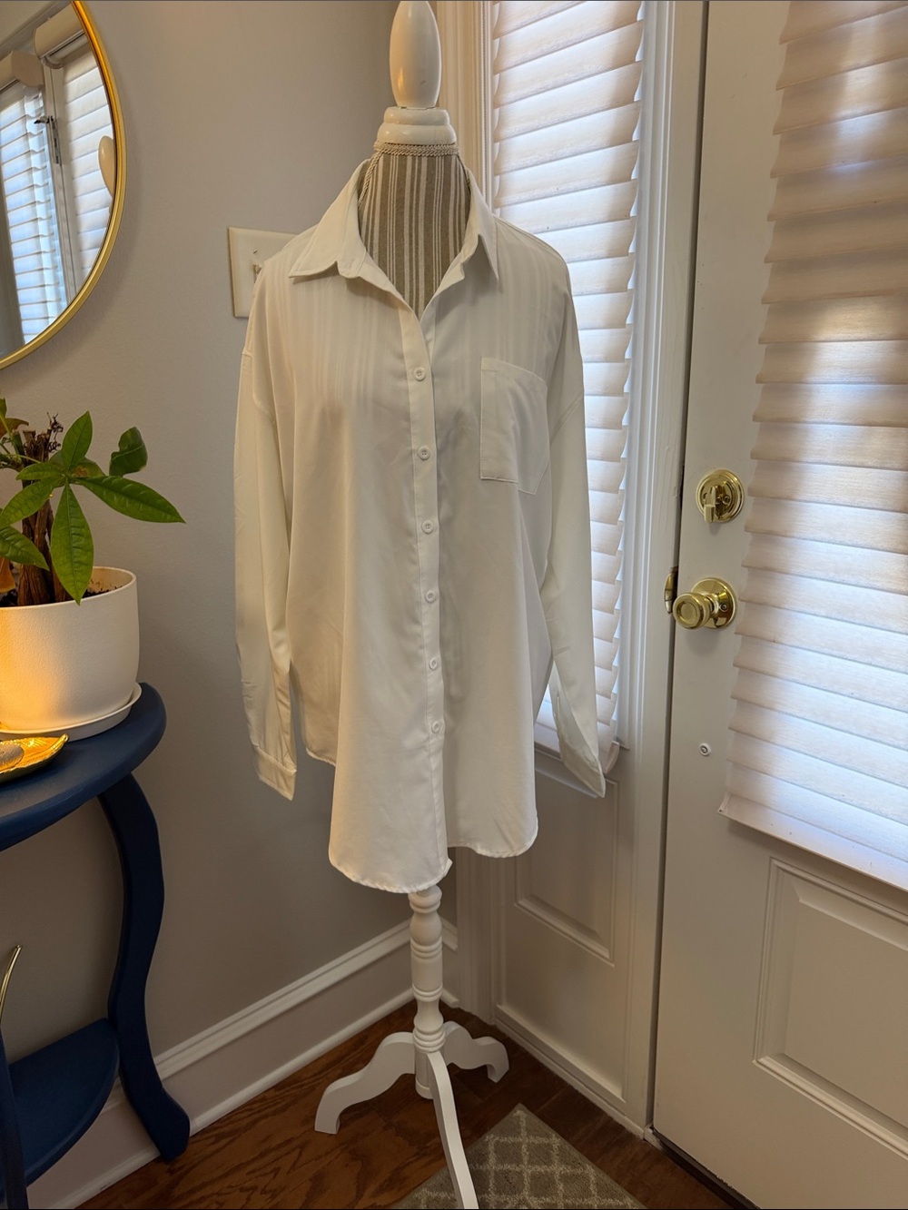 Women's White Long-Sleeve Button-Down Shirt - Classic Collared Pocket